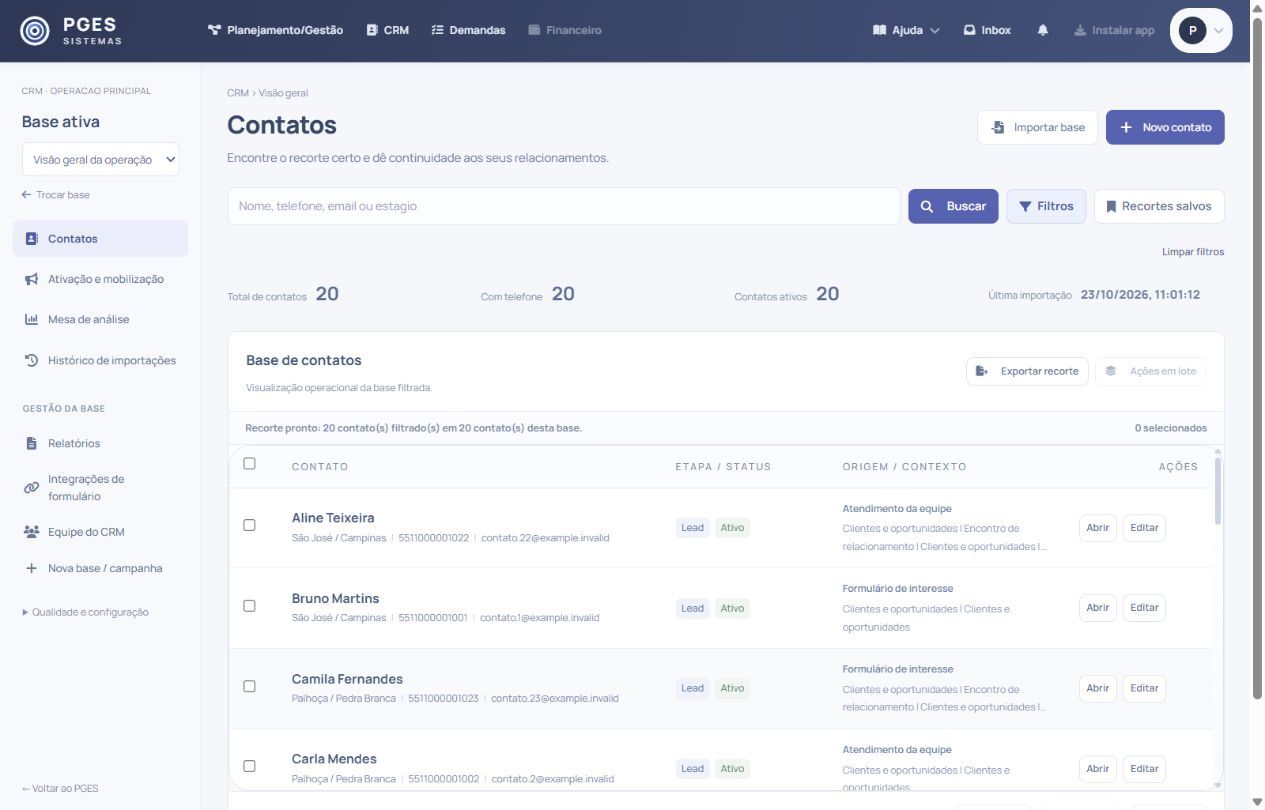 CRM com navegação lateral, visão consolidada e contatos fictícios